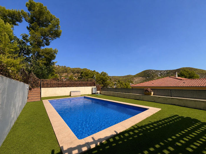 Casa independiente con piscina y vistas en Can Suria