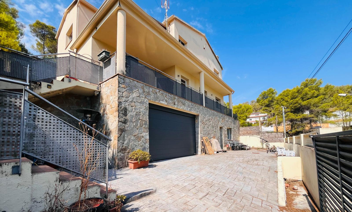Casa independiente con piscina y vistas en Can Suria