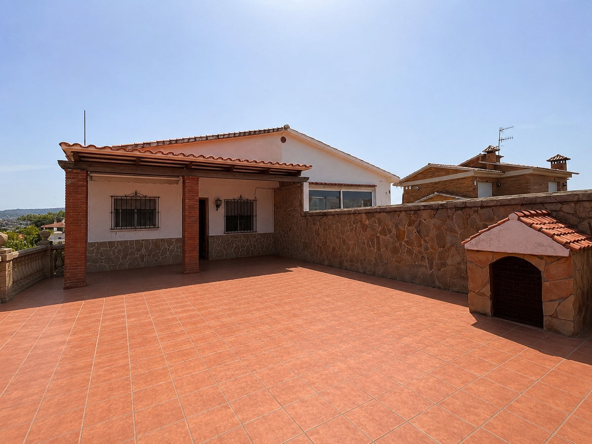 Casa pareada con jardín y barbacoa en Can Pere de la Plana