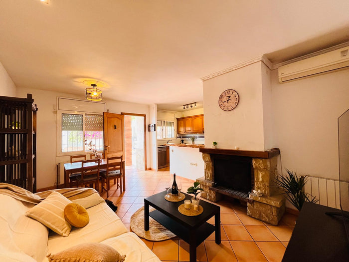 Casa pareada con jardín y barbacoa en Can Pere de la Plana