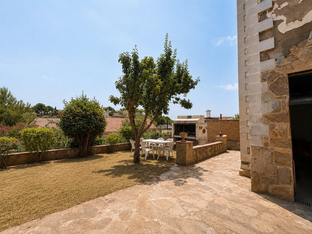 Casa pareada con jardín y barbacoa en Can Pere de la Plana